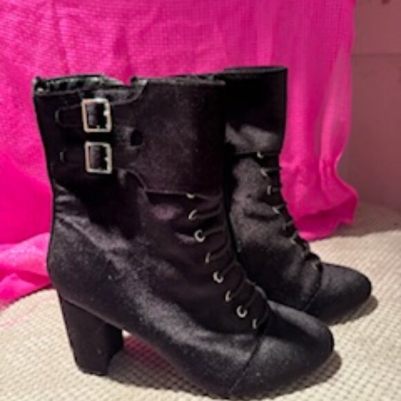 Velour heel ankle boot - Picture 2 of 4